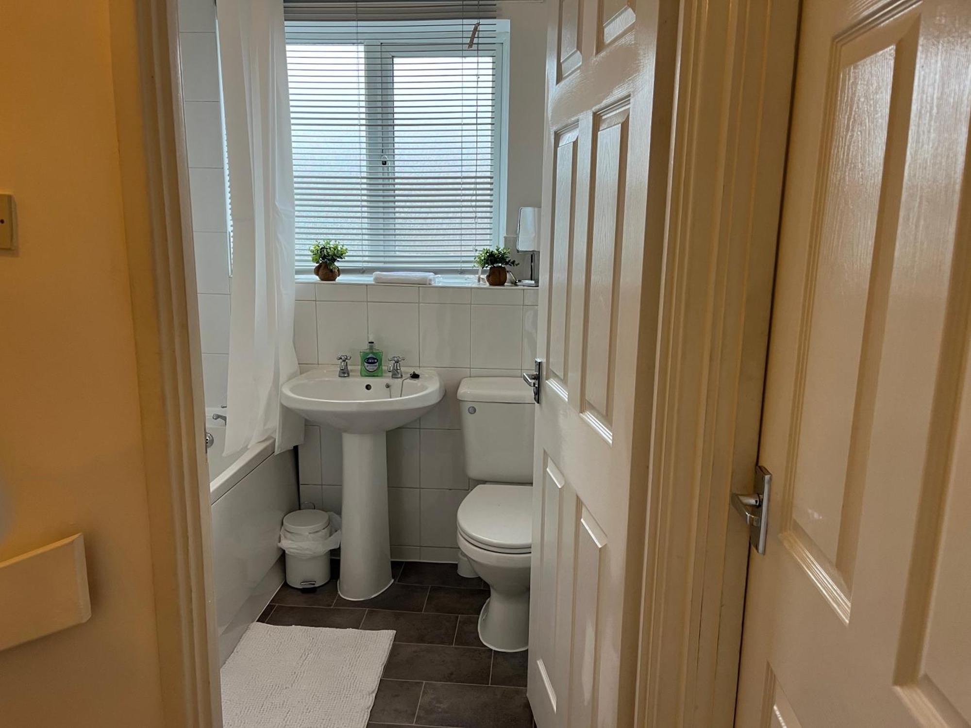 Kettering Service Accomodation 2Brh Freeparking Wifi Smart Tv Tea & Coffee Exterior photo